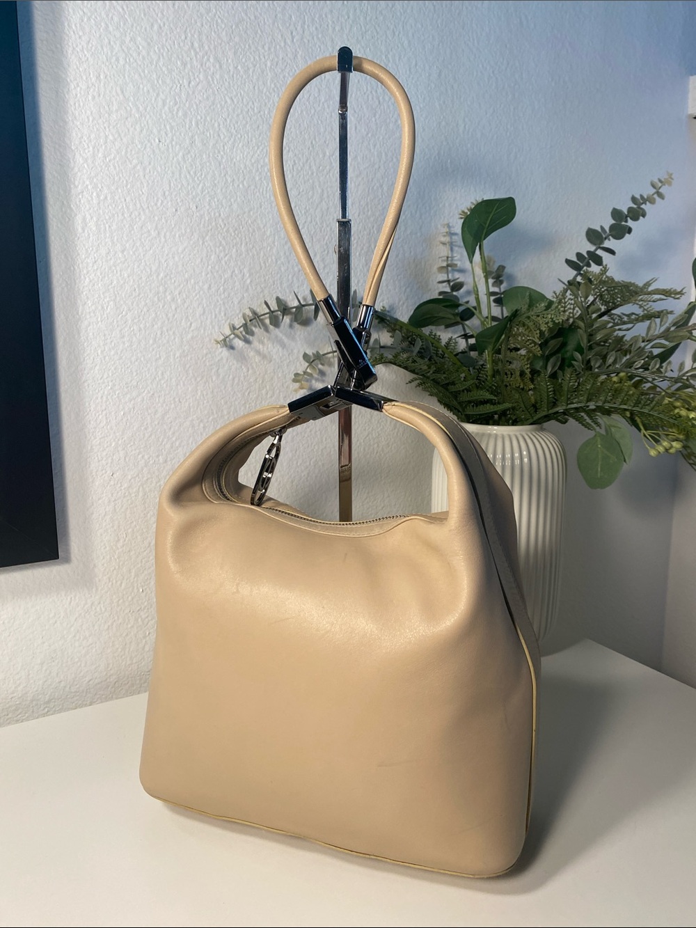 GUCCI 1990’s Tom Ford Calfskin Leather Shoulder Bag In Ivory - Picture 3 of 17